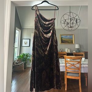 Gorgeous velvet Lauren Ralph Lauren size 12 one shoulder dress